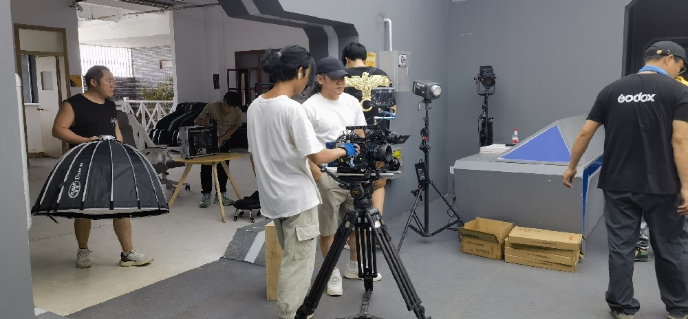 在视频广告拍摄制作中，如何通过合理调度演员和道具的位置来确保每个镜头的构图和画面平衡？