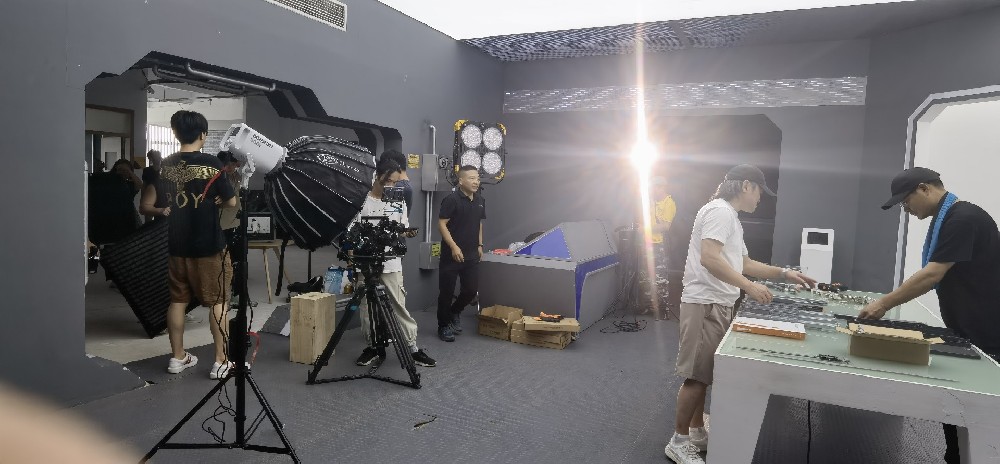 如何通过美业企业宣传片拍摄制作传递“科技美肤”而非“过度营销”的品牌形象？